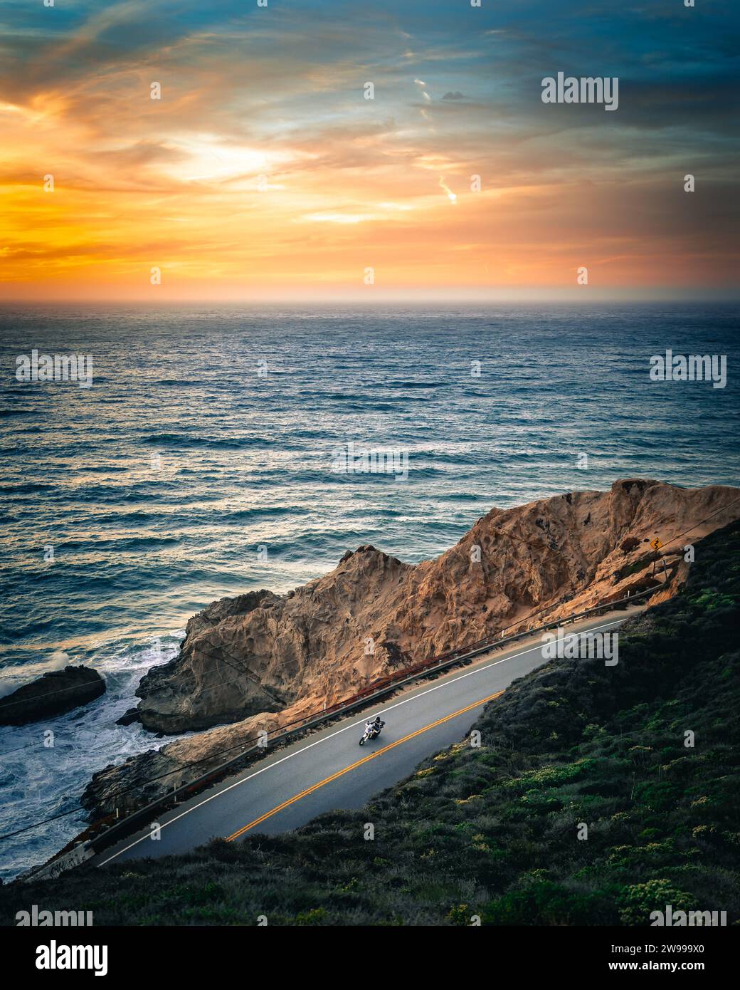 Ein landschaftlich reizvolles Foto des Pacific Coast Highway bei Sonnenuntergang Stockfoto