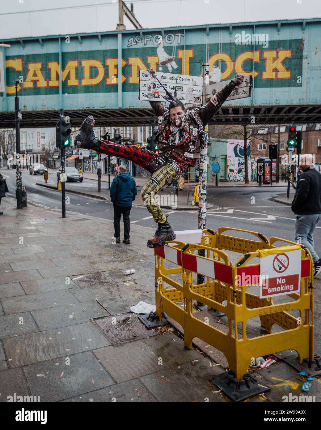 ZombiePunk hängt im Londoner Camden Lock ab. Stockfoto