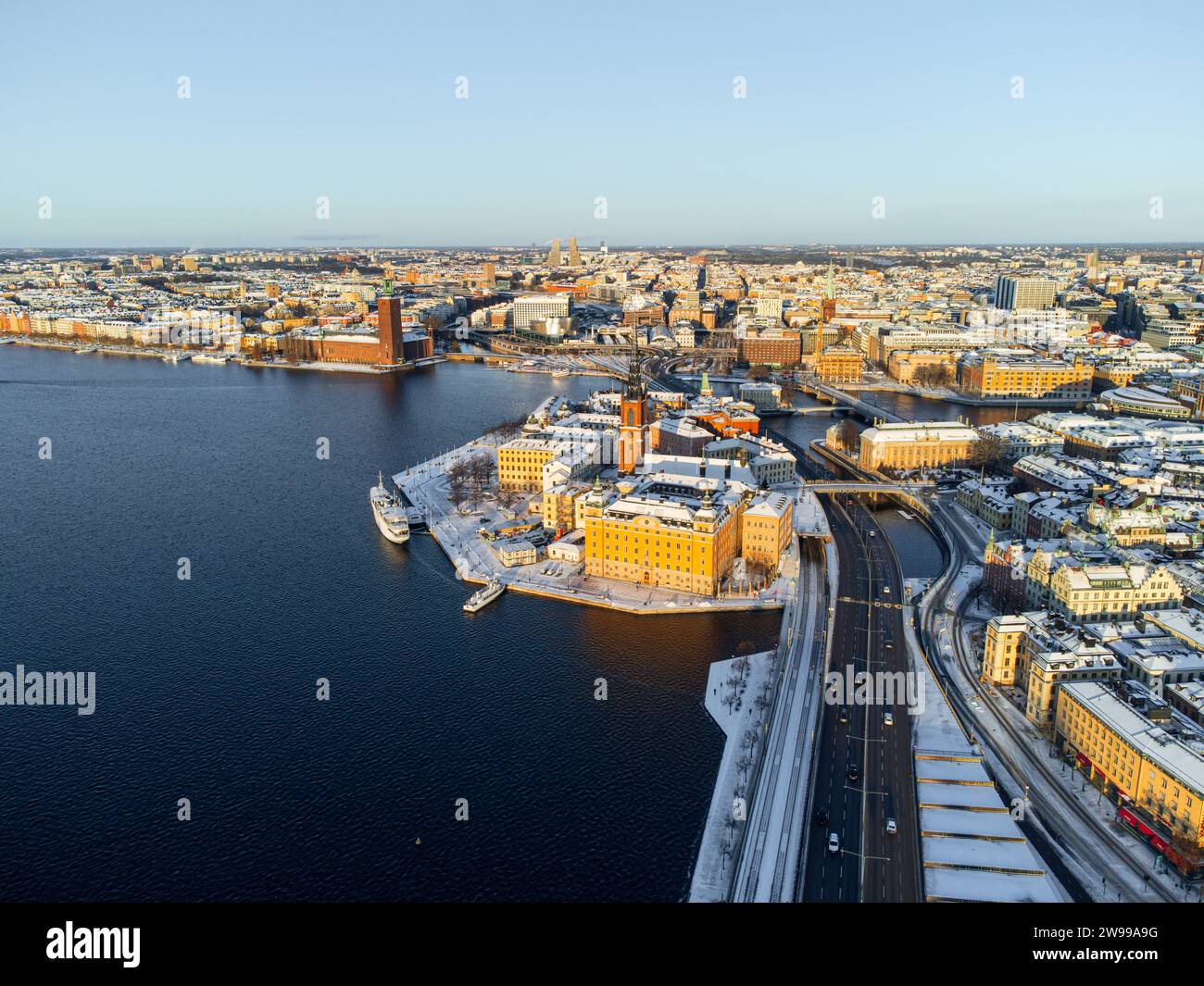 Panorama der Altstadt von Stockholm, Insel Riddarholmen und Bezirk Kungsholmen, im Winter mit Schnee und Sonne. Stockfoto