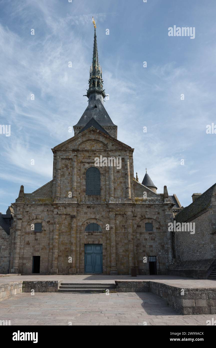 Steindach des Mont Saint-Michel mit Eingang zur Abtei ohne Menschen, niemand Stockfoto