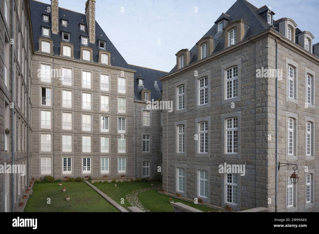 Detail der Architektur der Steinhäuser des Dorfes Saint Malo, schöne Steinhäuser mit einem Garten, der luxuriös aussieht Stockfoto