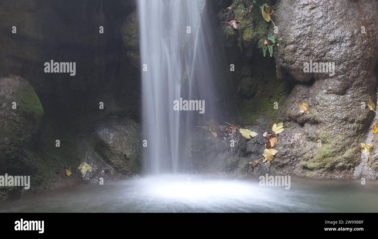 Ein majestätischer Wasserfall, der über einen schmalen Felsvorsprung fällt, mit einem ruhigen Pool darunter. Stockfoto