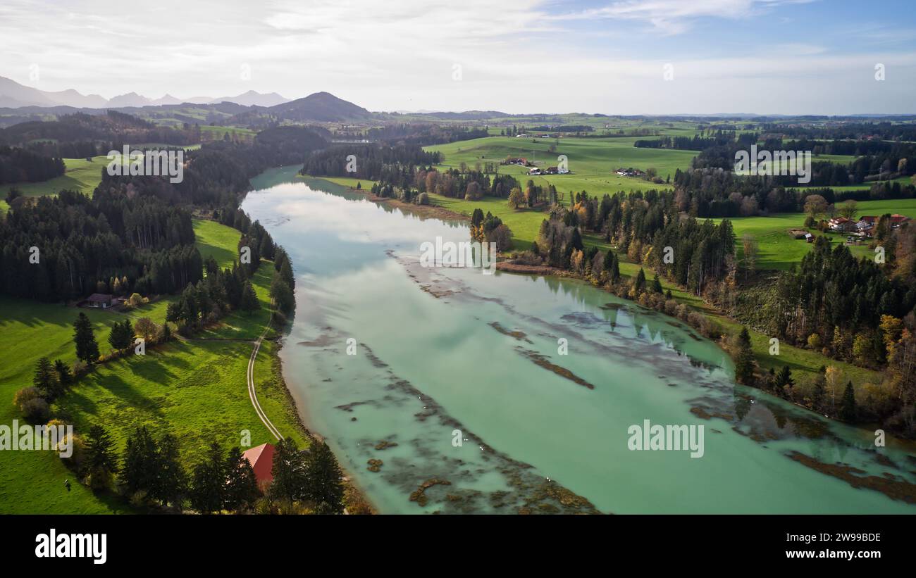 Ein Blick aus der Vogelperspektive auf einen Fluss, der sich durch die malerische Landschaft schlängelt. Stockfoto