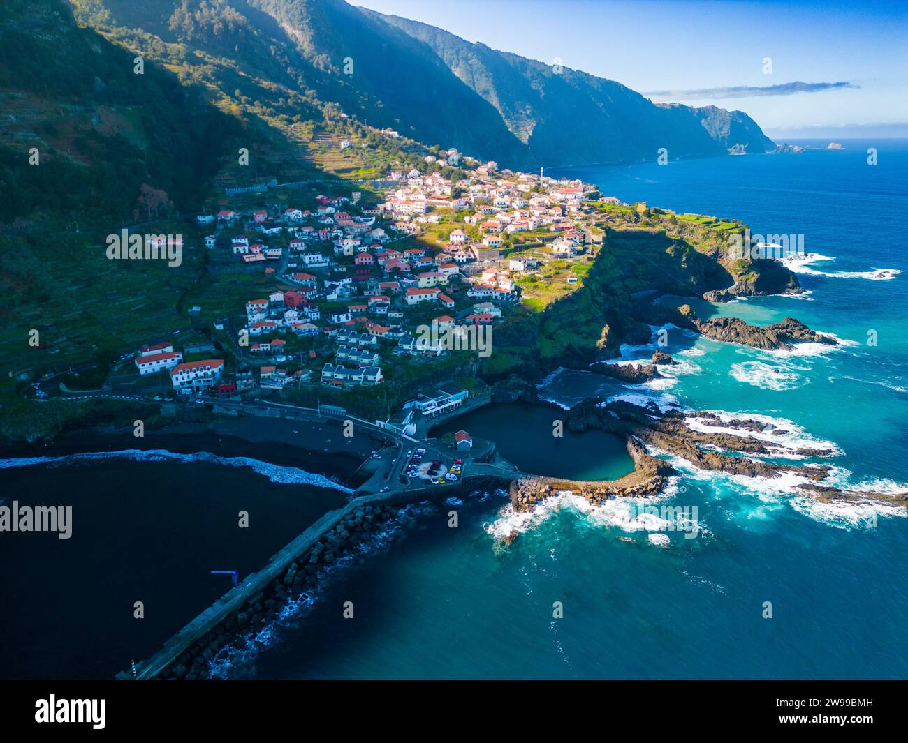 Ein atemberaubender Blick aus der Luft auf eine malerische Küstenstadt an einer Klippe. Seixal, Madeira, Portugal Stockfoto