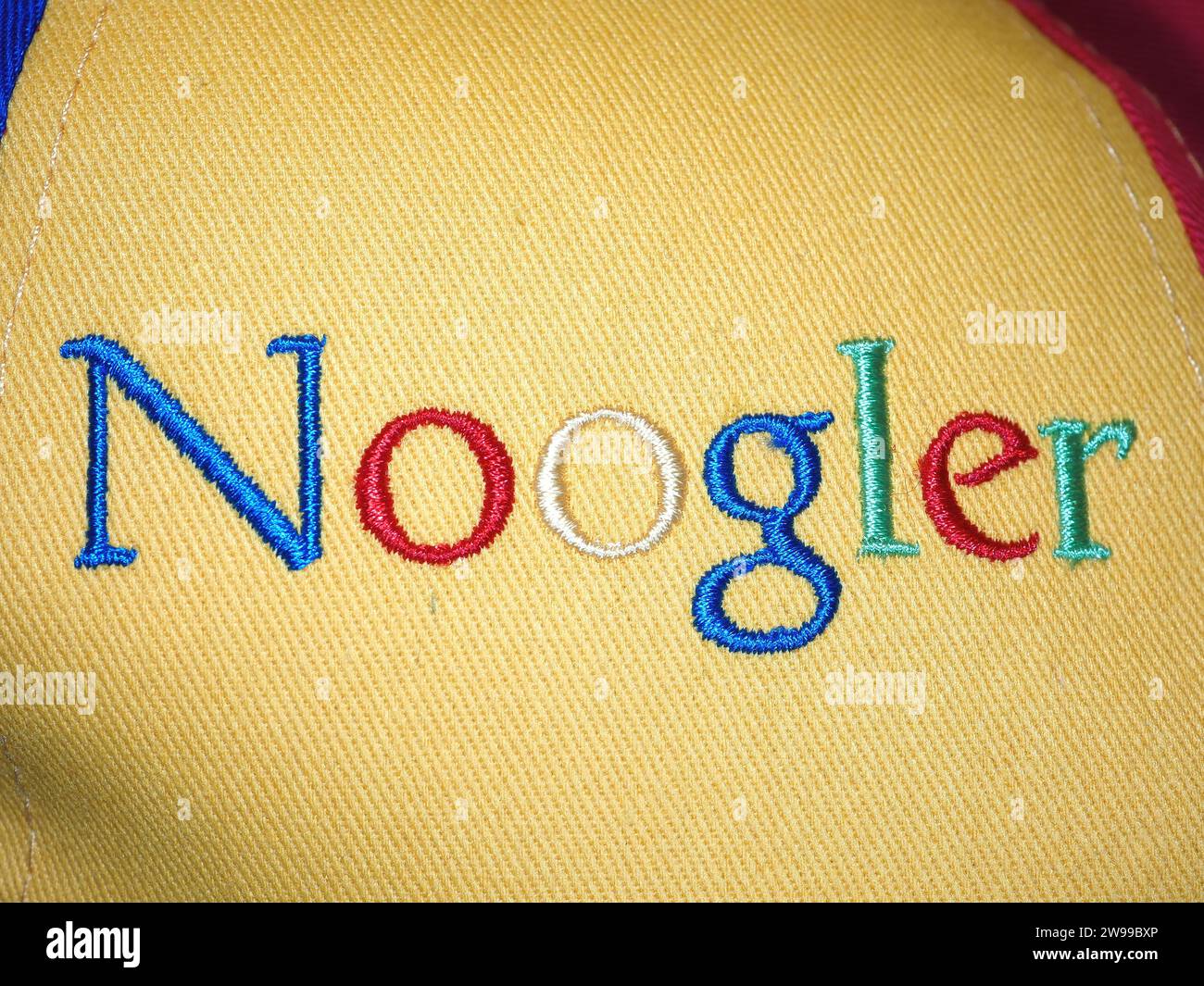 Nahaufnahme mit dem Noogler-Logo auf der „Noogler“-Propellermütze, die Google seinen neu eingestellten Mitarbeitern schenkt Stockfoto