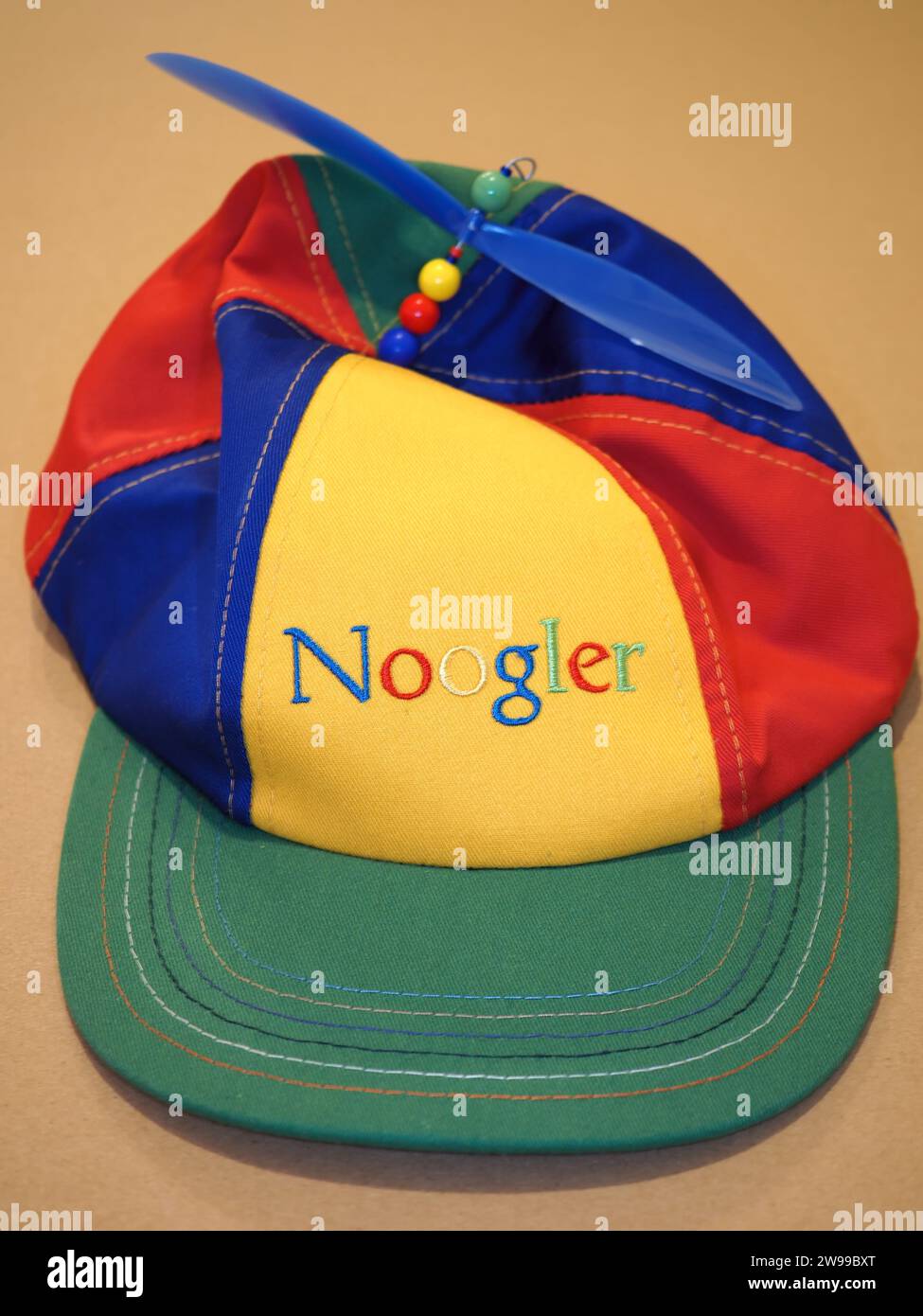 Authentische „Noogler“-Propellermütze, die Google seinen neu eingestellten Mitarbeitern schenkt Stockfoto