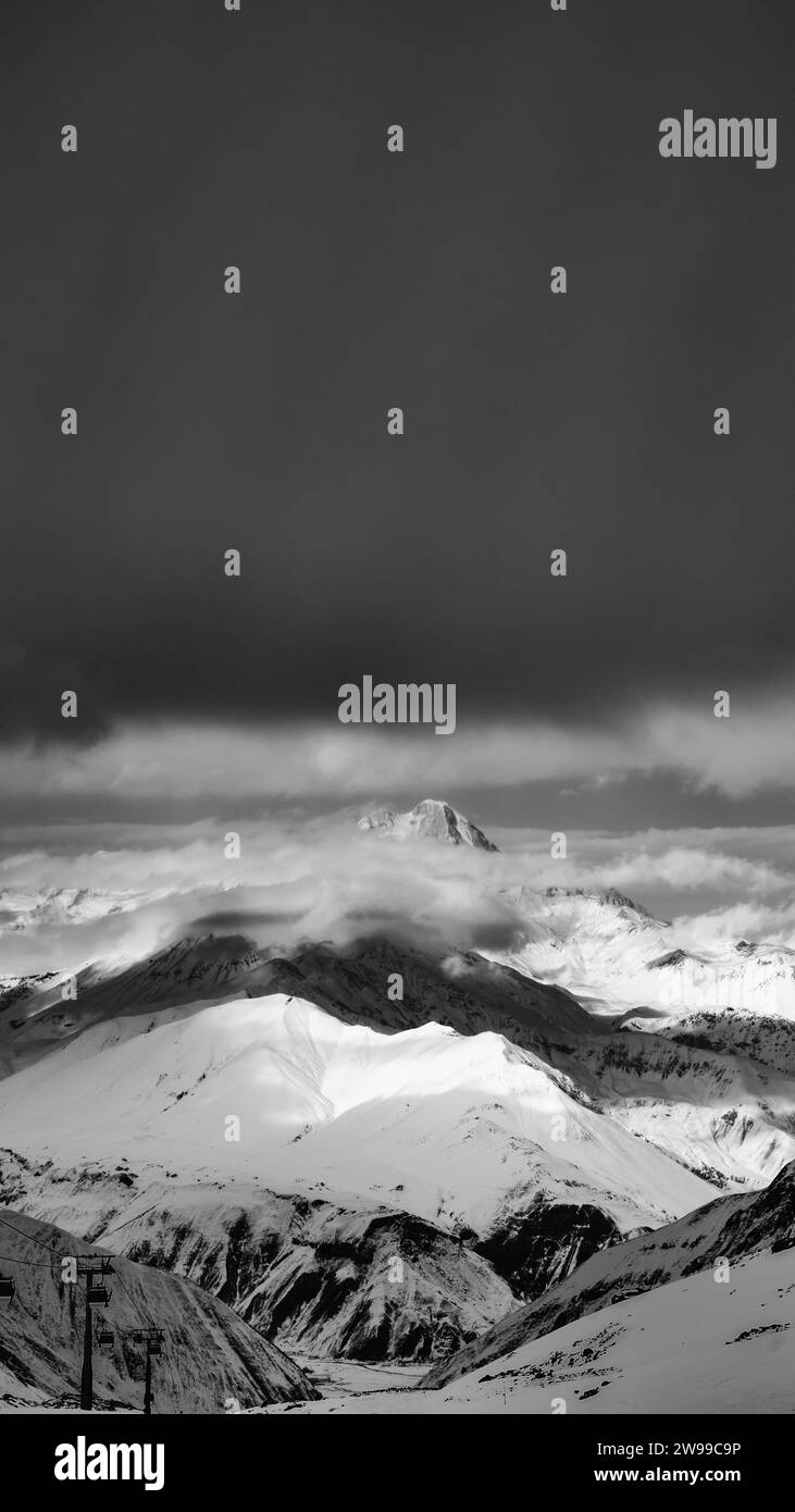 Eine Person, die einen schneebedeckten Berghang hinunterfährt und den frischen Pulverschnee genießt Stockfoto