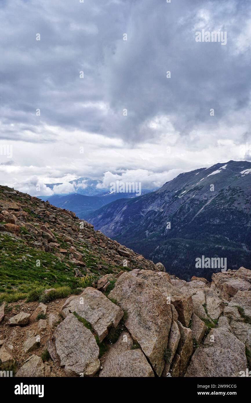 Eine dramatische Landschaft mit einem bewölkten Himmel im Hintergrund ist abgebildet Stockfoto