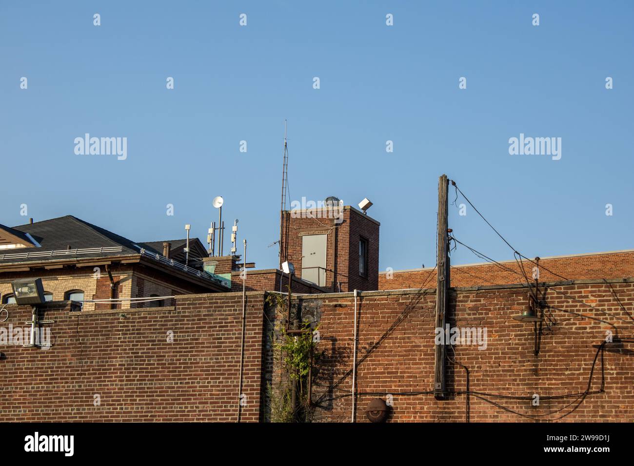 Eine Dachterrasse mit Sendegeräten und anderen Gebäudedächern im Hintergrund Stockfoto