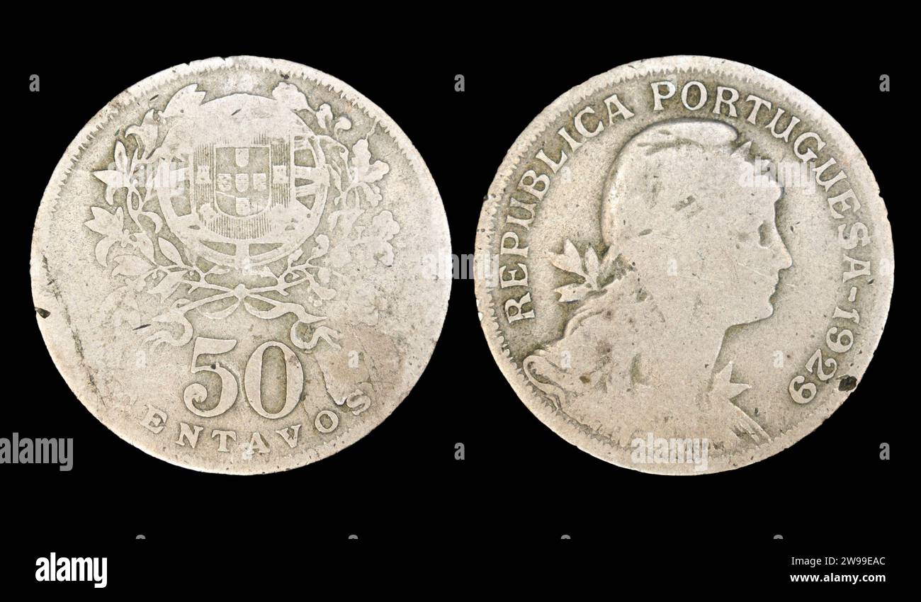 Eine Nahaufnahme einer portugiesischen 50 Centavos-Münze auf schwarzem Hintergrund. Stockfoto
