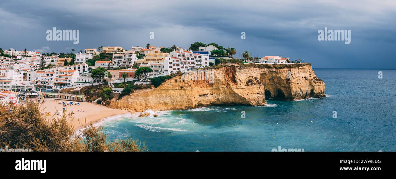 Carvoeiro Fischerdorf mit wunderschönem Strand in der Algarve, Portugal. Blick auf den Strand in Carvoeiro Stadt mit farbenfrohen Häusern an der Küste Portugals. Praia Stockfoto