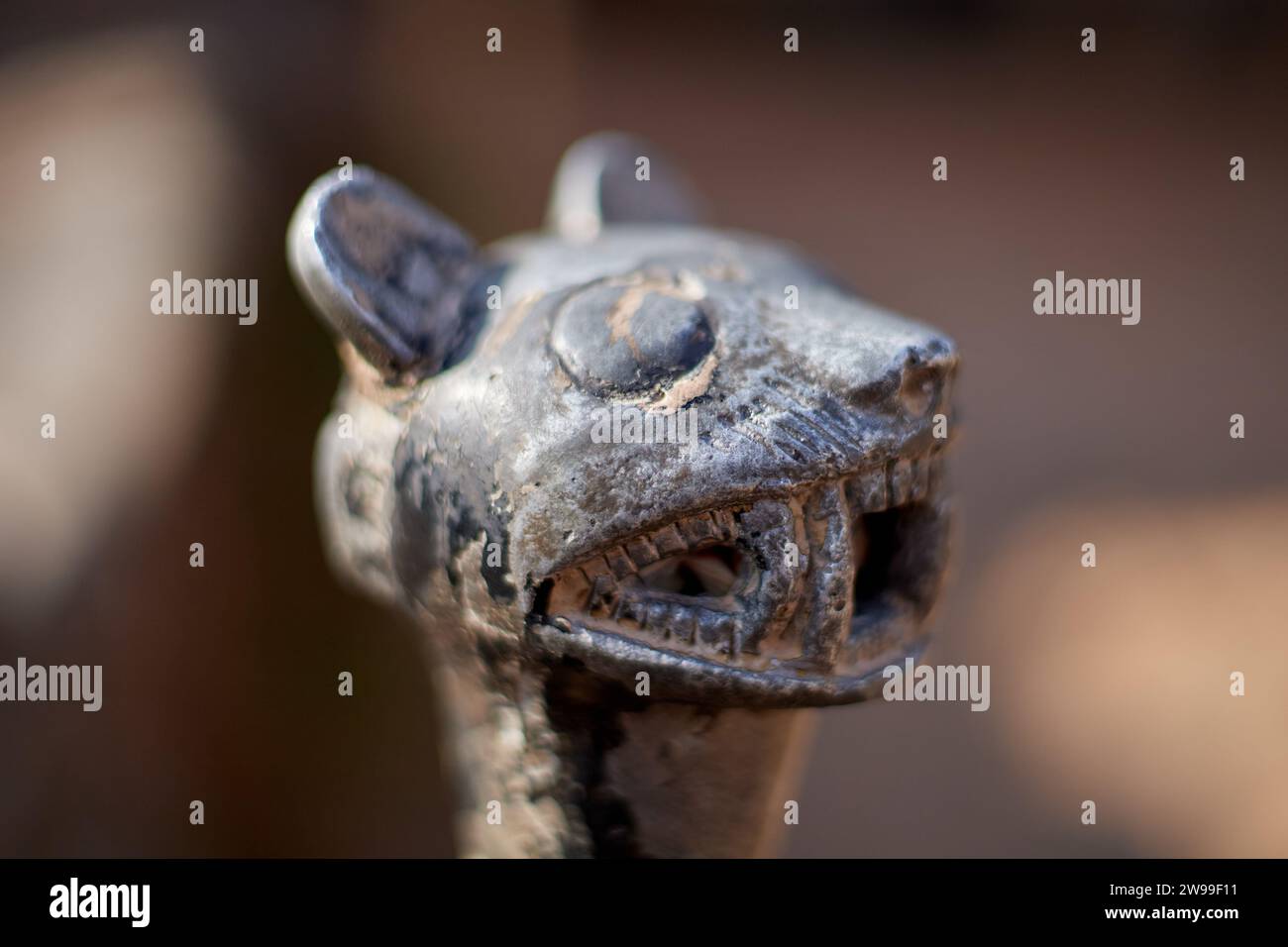 Eine Nahaufnahme von Jaguar Kopf Metall Ornament Stockfoto