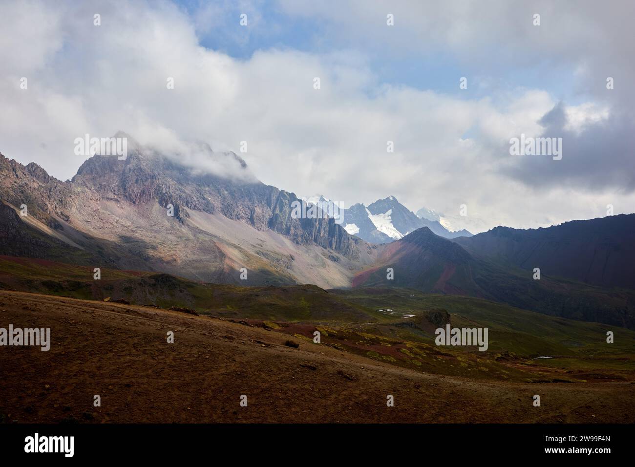 An einem bewölkten Tag bietet sich ein malerischer Blick auf die Andenlandschaft von Peru aus Stockfoto