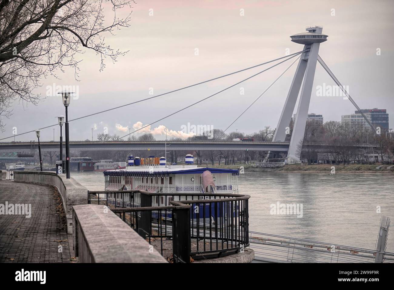 Tagesnähe auf der Brücke des Slowakischen Nationalaufstandes oder am meisten SNP über die Donau mit seinem UFO strukturierten Restaurant Stockfoto