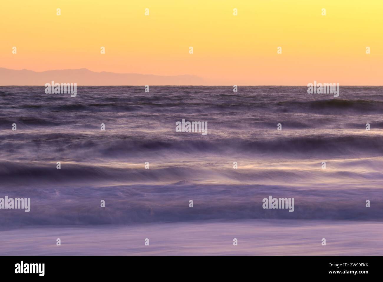 Pulsierender Sonnenuntergangshimmel über dem Meer Stockfoto