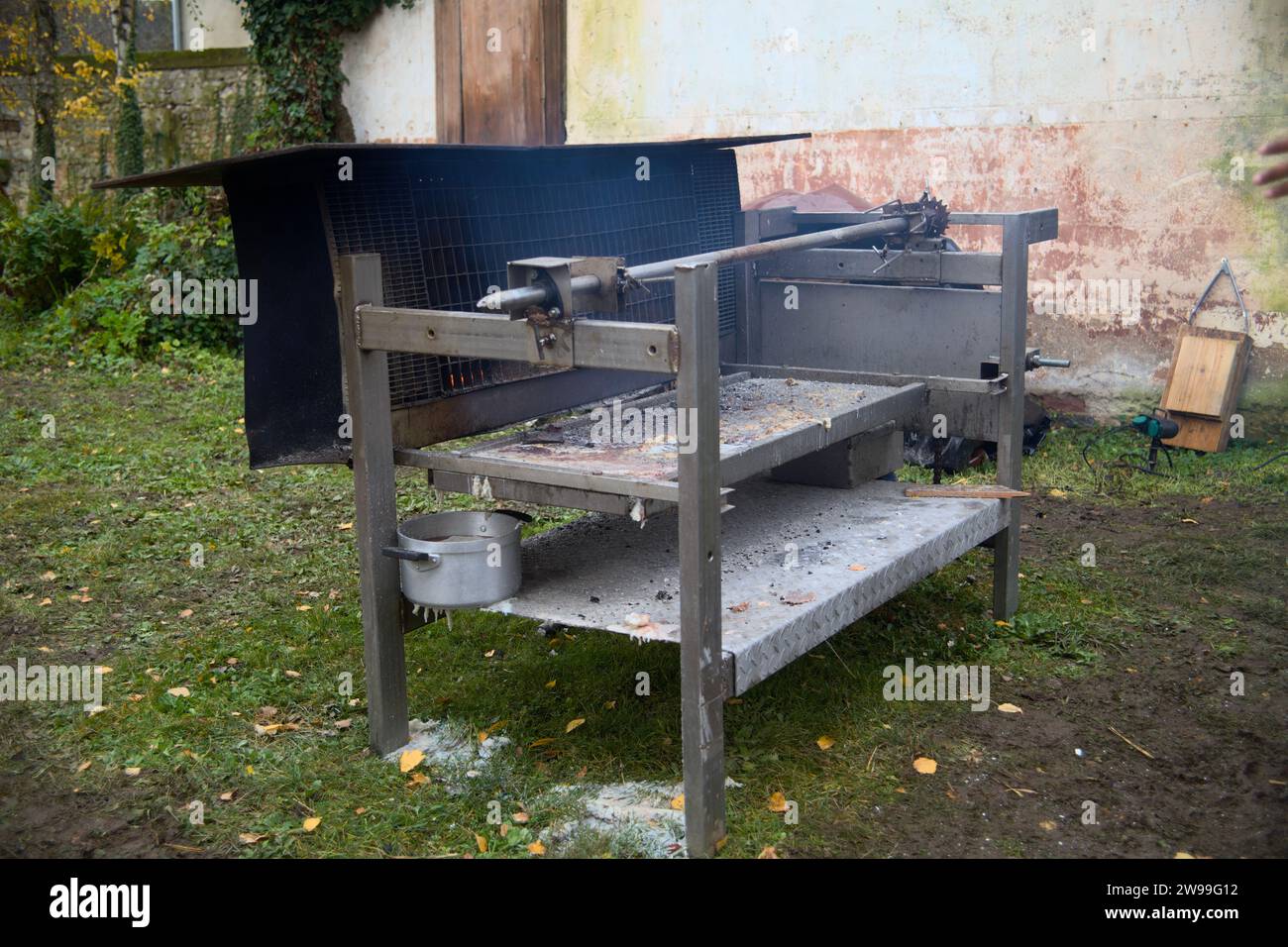 Eine Stahlfeuerstelle im Freien mit einem Herd für ein warmes und angenehmes Outdoor-Erlebnis Stockfoto