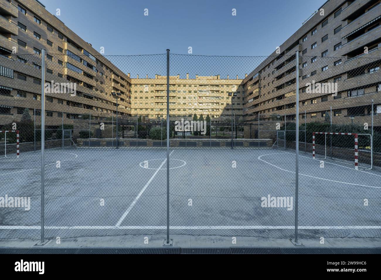 Gemeinschaftsbereiche mit sieben Fußballplätzen im Zentrum einer städtischen Wohnsiedlung Stockfoto