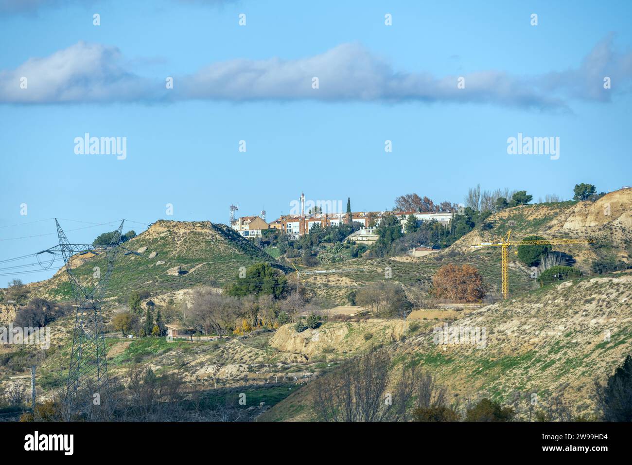 Blick auf eine Stadt auf einem kleinen Berg Stockfoto