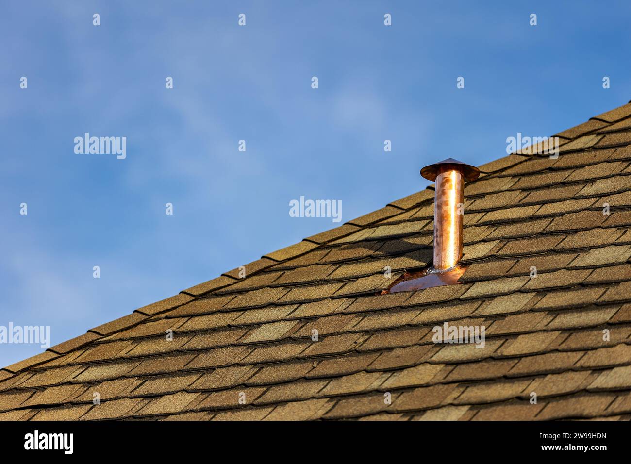 Neue Schindeln auf dem Dach mit Kupferlüftung und Haube Stockfoto