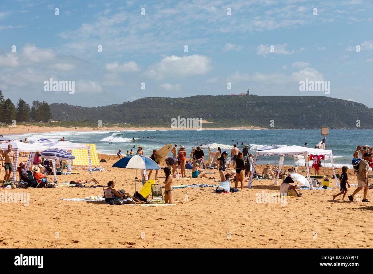 Palm Beach an Sydneys nördlichen Stränden erreichen die Temperaturen 27 Grad, während die Menschen das Sommerwetter genießen, Sydney, Australien. Dienstag, 26. Dezember 2023, martin Beere@alamy Live News. Stockfoto