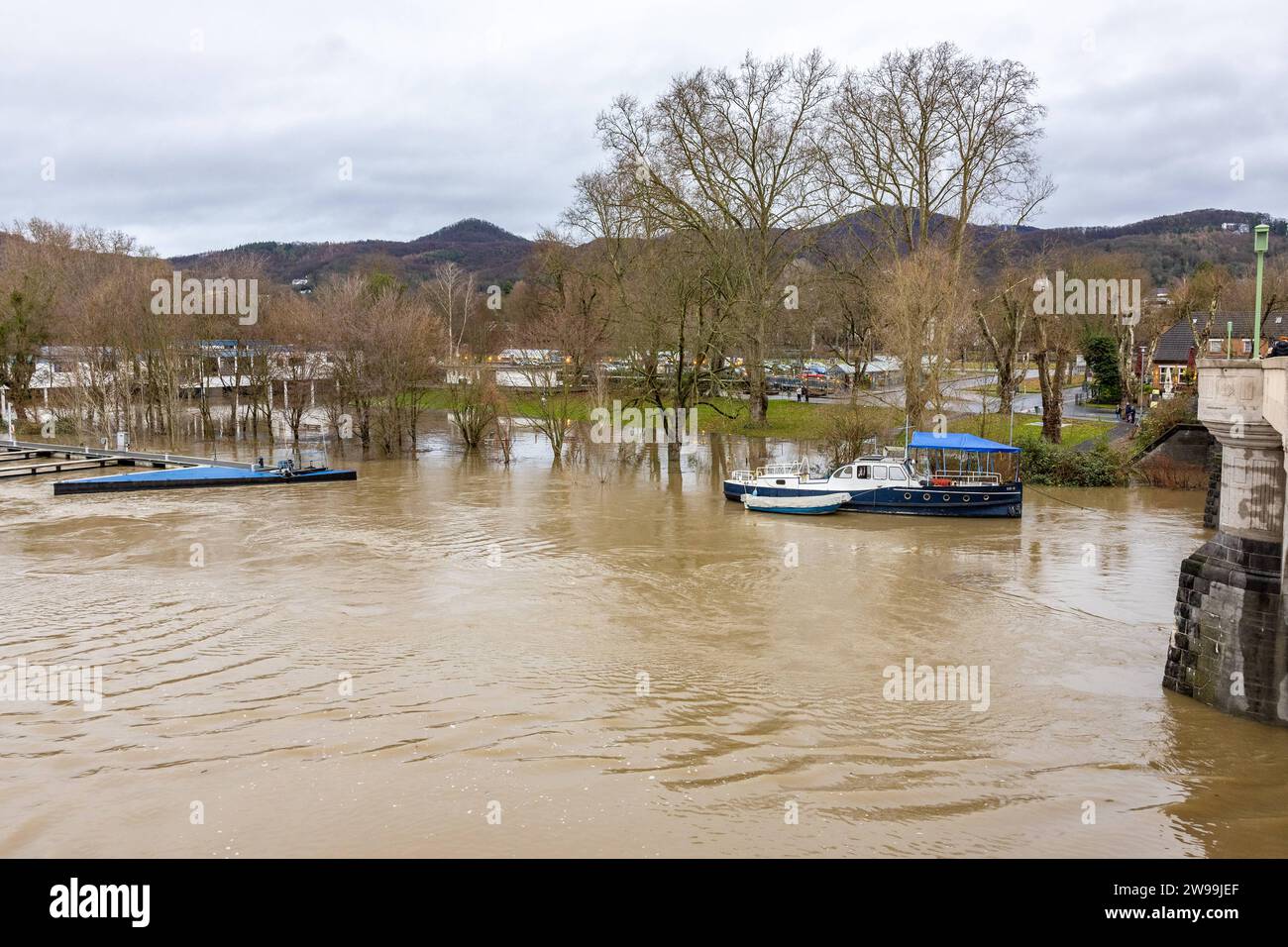 Rhein Hochwasser am 1. WEihnachtsfeiertag an der Insel Grafenwerth bei ...