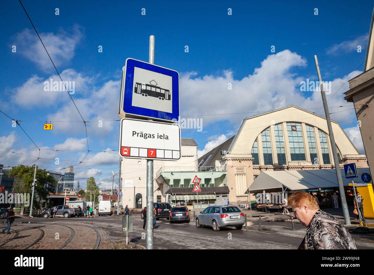 Bild von der Außenseite des Rigaer Zentralmarktes. Riga Central Market ist Europas größter Markt und Basar in Riga, Lettland. Stockfoto