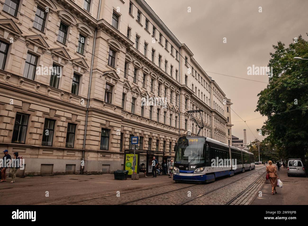 Bild einer Skoda 15T-Straßenbahn, die in den Straßen von riga fährt und von rigas satiksme betrieben wird. Rīgas satiksme ist ein öffentliches Verkehrsmittel Stockfoto