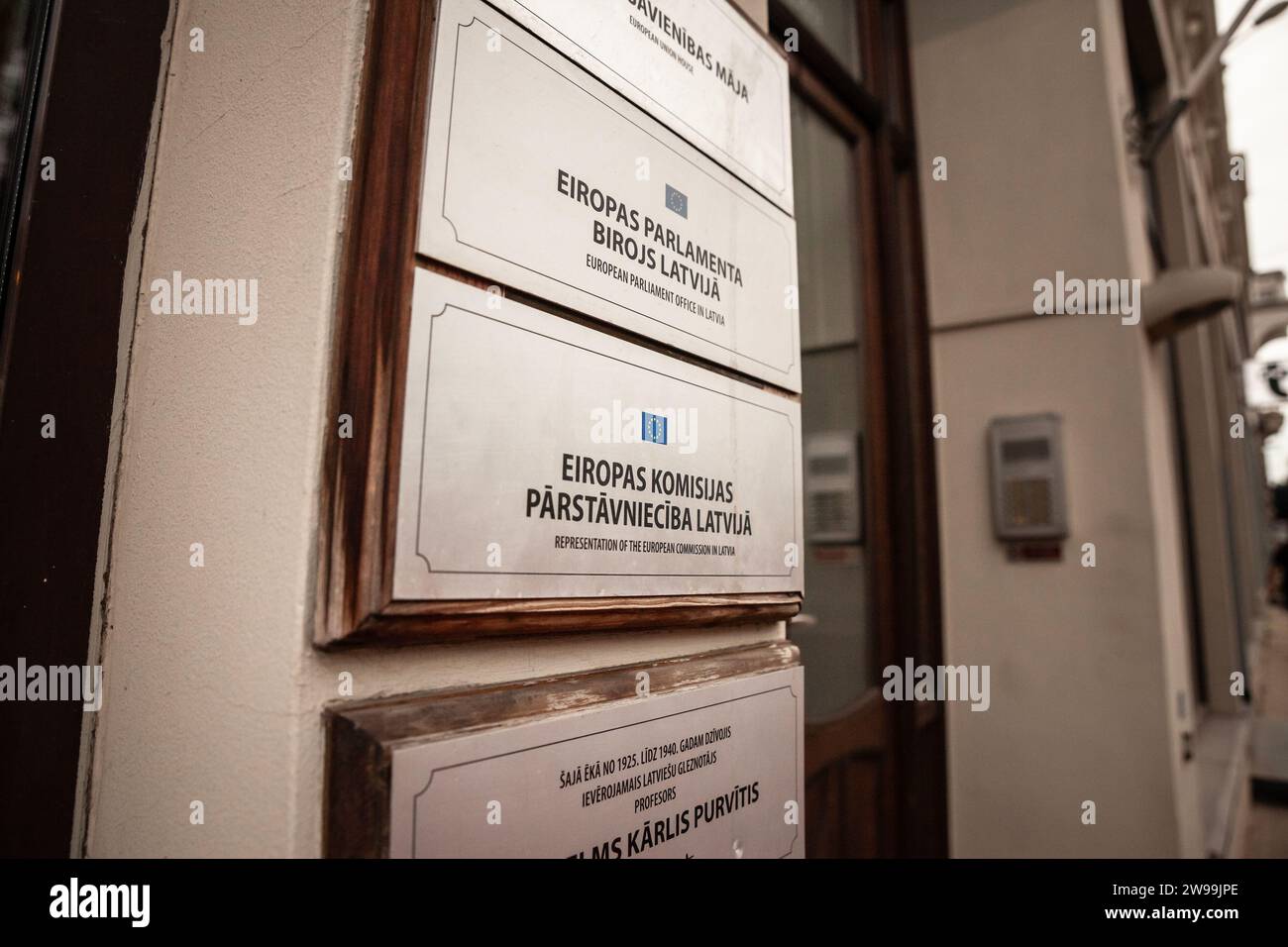 Abbildung eines Schilds mit dem Eingang zu den Büros der EU in lettland mit dem Präsidium der Europäischen kommission und dem Europäischen parlament. Stockfoto