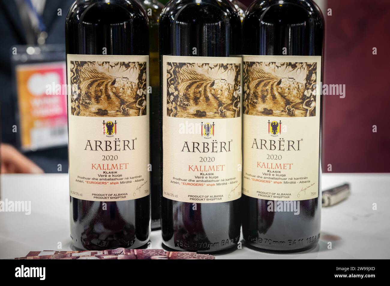 Bild von Flaschen Rotwein aus albanien zum Verkauf in Belgrad. Albanischer Wein wird in verschiedenen Regionen Albaniens im Mittelmeerraum erzeugt Stockfoto
