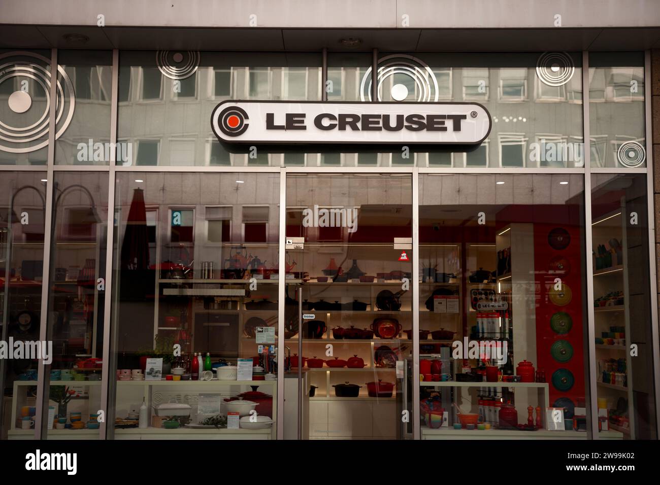 Bild eines Le Creuset-Schildes auf dem Hauptgeschäft in Köln. Le Creuset ist ein französisch-belgischer Hersteller von Kochgeschirr. Sie sind vor allem für Produ bekannt Stockfoto