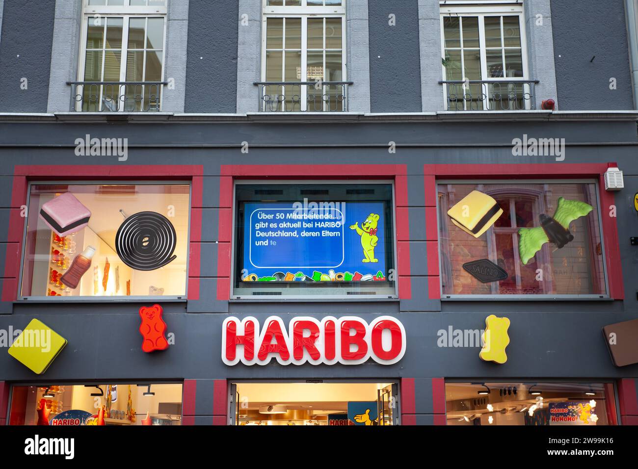 Bild eines Schildes mit dem Logo von Haribo auf dem Hauptgeschäft in Bonn, Deutschland. Haribo ist ein deutsches Süßwarenunternehmen, das von Hans Riegel Sr. I. gegründet wurde Stockfoto