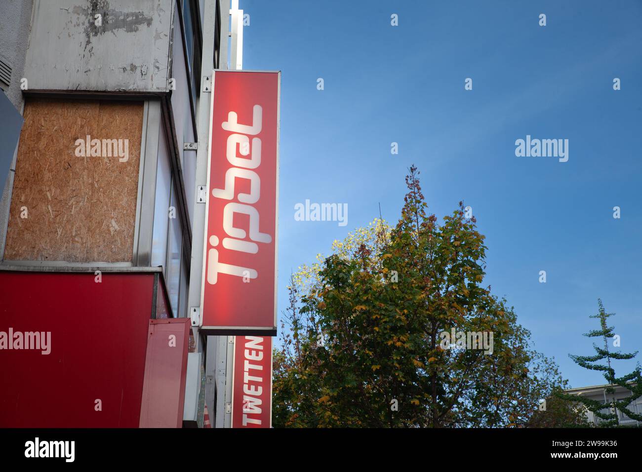 Bild eines Schildes mit dem Logo von Tipbet auf dem Hauptspielsalon in Köln, Deutschland. Tipbet ist ein Glücksspielunternehmen mit Sitz in Malta. Hauptsitz Stockfoto