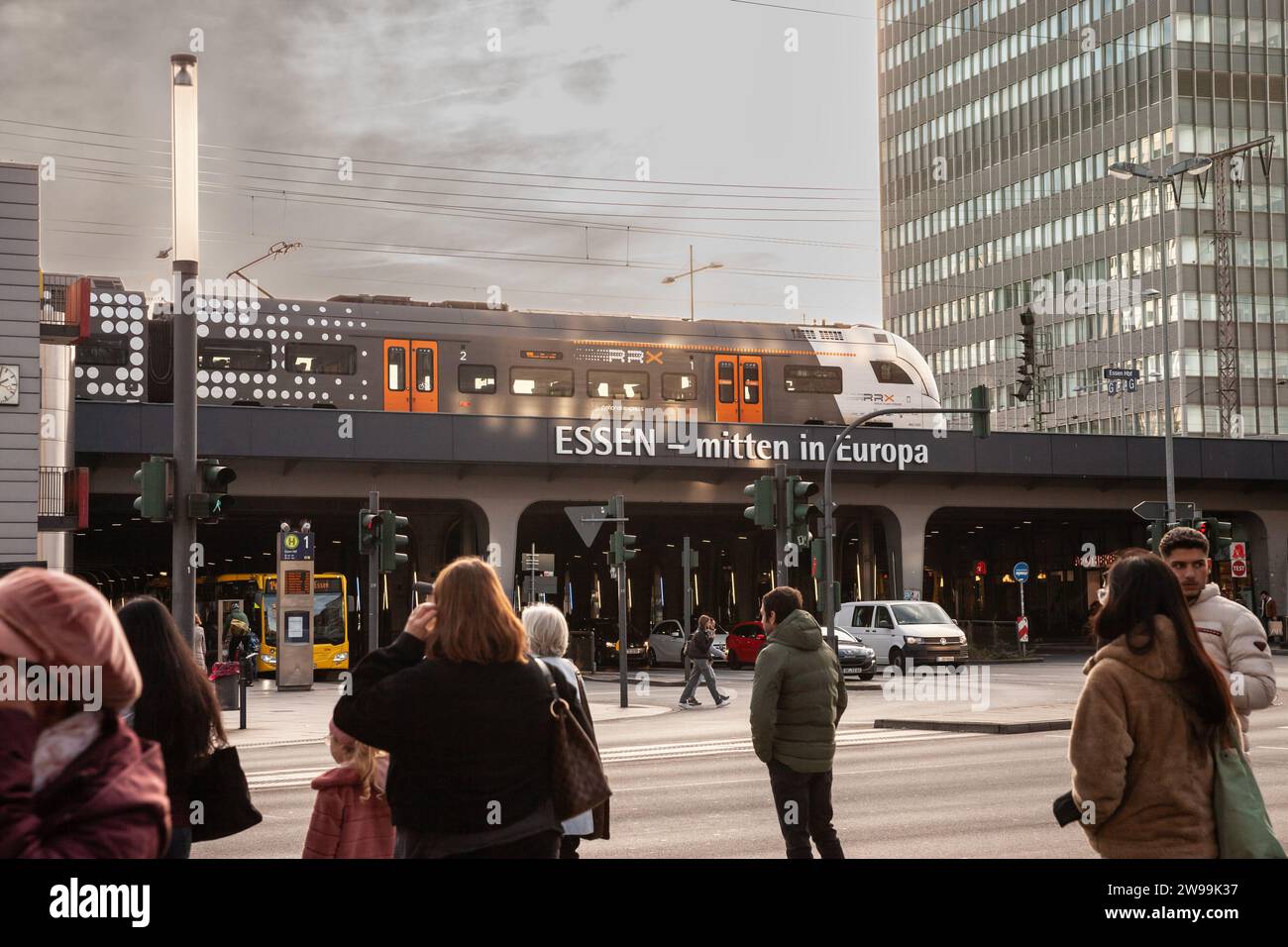 Bild eines RRX-Zuges, der Essen Hbf verlässt und nach Köln fährt. Der Rhein-Ruhr-Express ist ein großes Verkehrsprojekt, das in Nordrhein-WE entwickelt wird Stockfoto