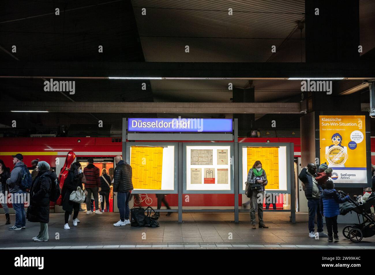 Bild eines Hinweisschildes zum Bahnhof Düsseldorf Hbf in Düsseldorf. Der Düsseldorfer Hauptbahnhof ist der Düsseldorfer Hauptbahnhof. Stockfoto