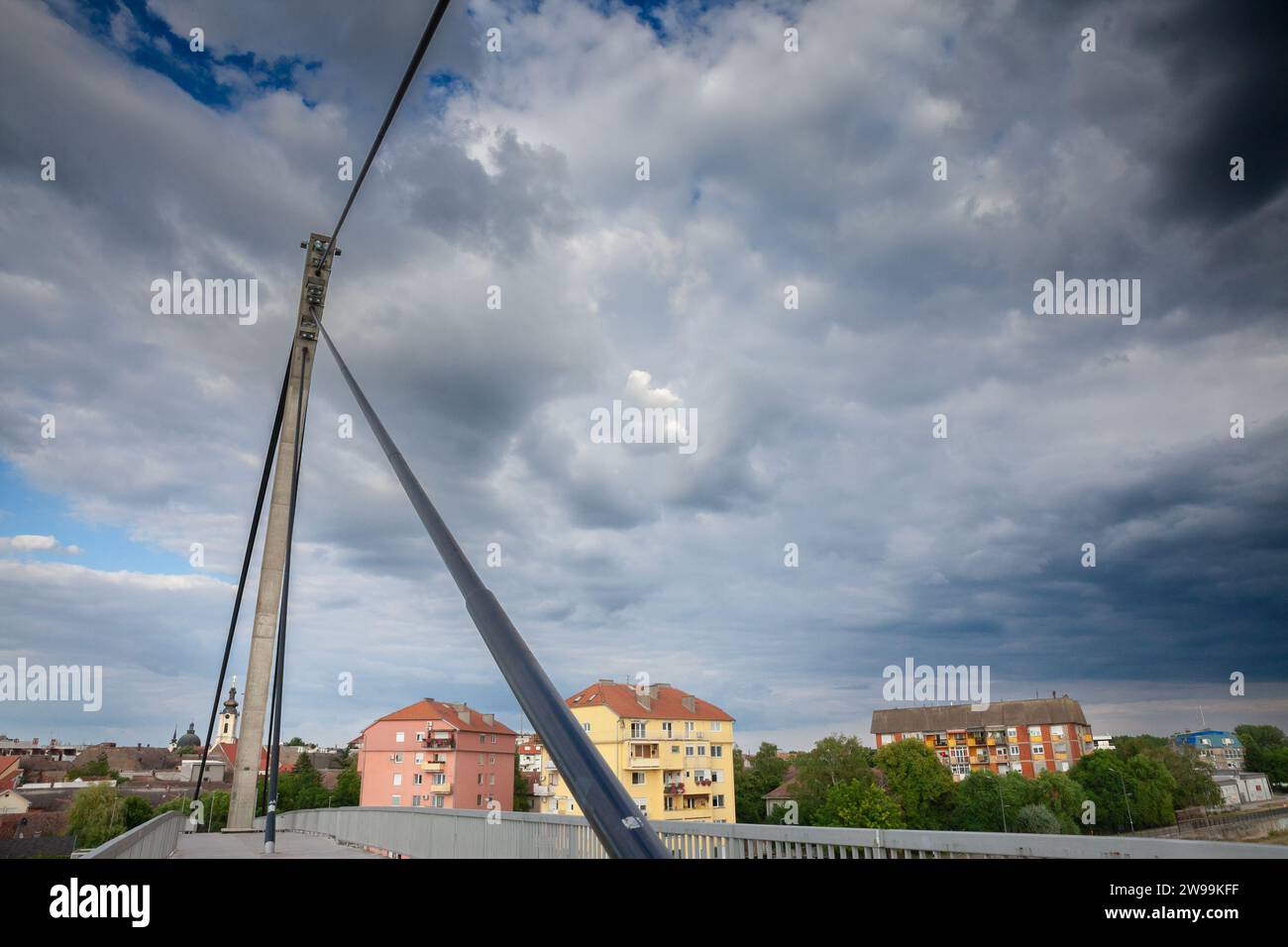 Bild der Brücke Sremska mitrovica saint irinej. Sremska Mitrovica ist eine Stadt und das Verwaltungszentrum des Bezirks Srem im autonomen Pro Stockfoto