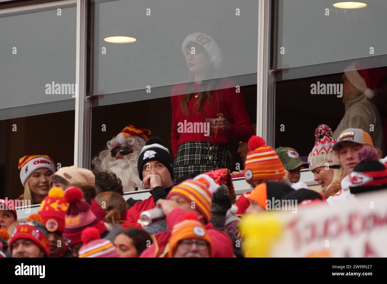 Während eines Fußballspiels der NFL am Montag, den 25. Dezember 2023, in Kansas City Mo. Die Raiders besiegten die Chiefs mit 20:14. Stockfoto