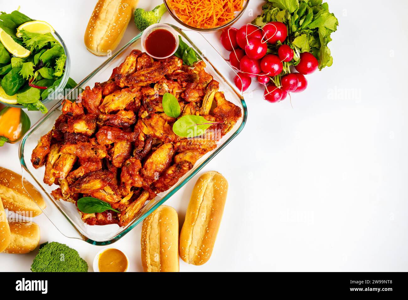 Hähnchenflügel mit Büffelflügel in Sauce gebacken. Stockfoto