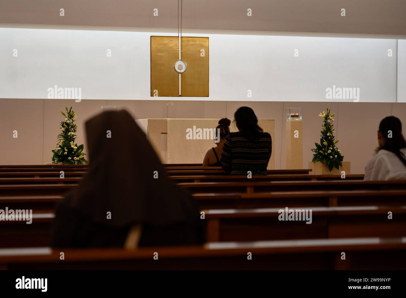 Anbetung in der Kapelle des Allerheiligsten Sakraments im Komplex der Basilika der Allerheiligsten Dreifaltigkeit im Heiligtum von Fatima, Portugal. Stockfoto