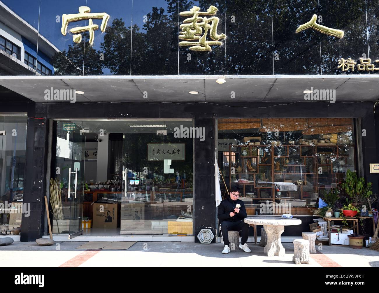 (231226) -- JINGXIAN, 26. Dezember 2023 (Xinhua) -- Sie Ji überprüft Xuan-Bürsten vor der Werkstatt der „Guardians of Crafts“ in Jingxian County, ostchinesische Provinz Anhui, 21. Dezember 2023. Der Xuan Pinsel ist eine hochgelobte Art von Tintenpinsel, die zu einem einzigartigen Schreibstil beiträgt. Die Technik der Herstellung des Xuan-Pinsels wurde 2008 als nationales immaterielles Kulturerbe gelistet. Im Jahr 2013 kündigte She Ji, ein 26-jähriger junger Mann, seinen Job in Shanghai und kehrte nach Hause in das Jingxian County in der Provinz Anhui zurück, um die Technik der Herstellung von Xuan Pinsel von seinem Vater She Zhengjun, einem nationalen Erbe, zu erlernen Stockfoto