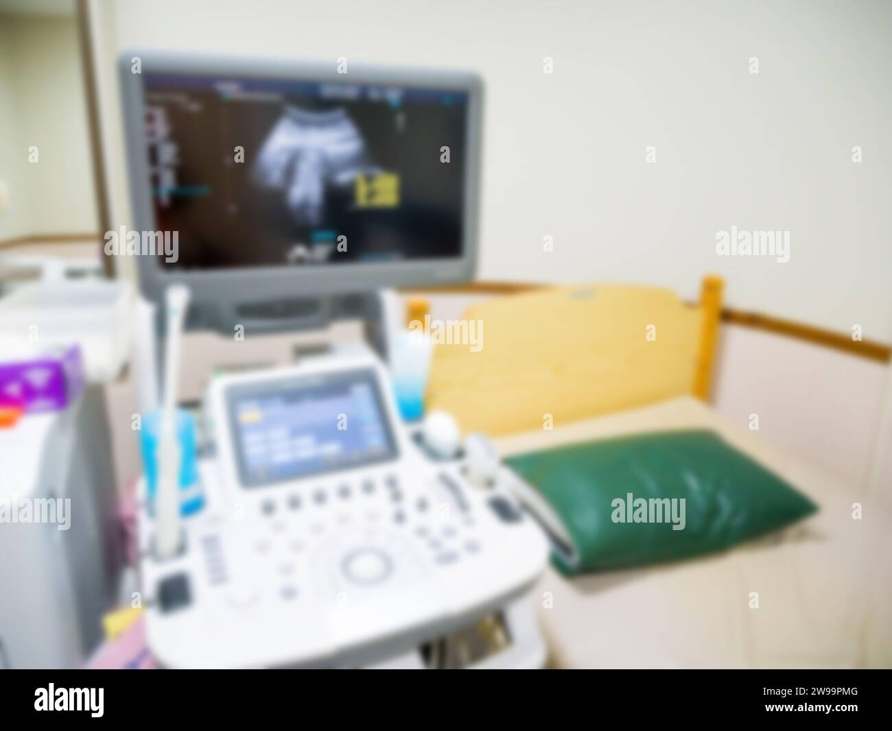 Unscharfe medizinische Ultraschallgeräte im Krankenhausdiagnostikraum Stockfoto