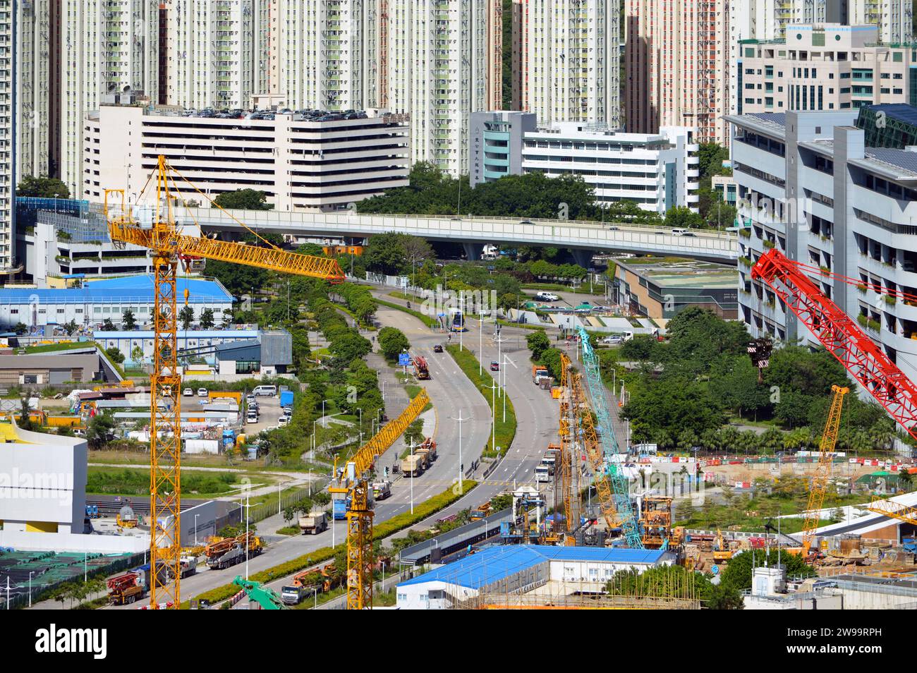 Shing Kai Road (承啟道) in Kai Tak, Kowloon, Hongkong neben dem Hauptsitz der Abteilung für elektrische und mechanische Dienstleistungen Stockfoto