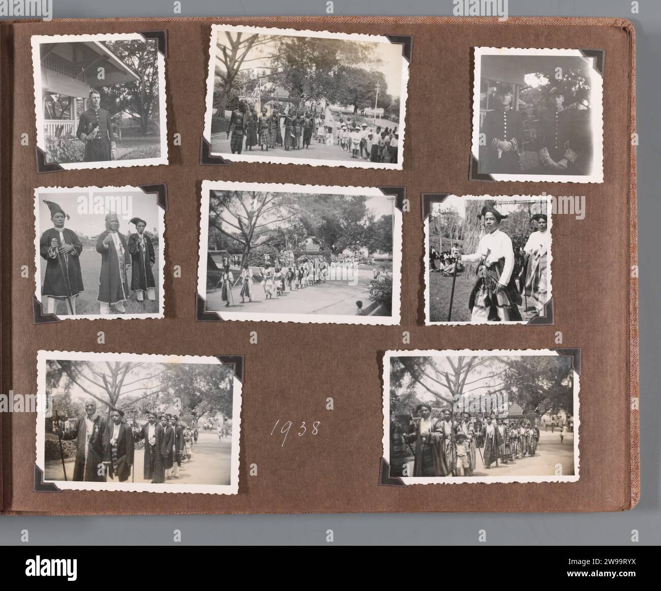 Volksfeste zur Geburt der Prinzessin Beatrix 1938, Anonym, 1938 Fotoalbum Magazin mit acht Fotos der Volksfeste in Baubau (Baoe-Baoe) auf SüdCelebes anlässlich der Geburt der Prinzessin Beatrix 1938. Auch eine Parade im Adat-Kostüm. Mit zwei Porträts der Assistenzbewohner Vonk und Monad de Frideville in einem großen Outfit. Teil des Fotoalbums der Familie Vonk in South Celebes. Celebes fotografische Unterstützung. Pappgelatine Silberdruck öffentliche Feierlichkeiten bei der Geburt königlicher Personen. Kolonialregierung. Asiatische Rassen und Völker (INDONESIER). Volkskleidung Stockfoto