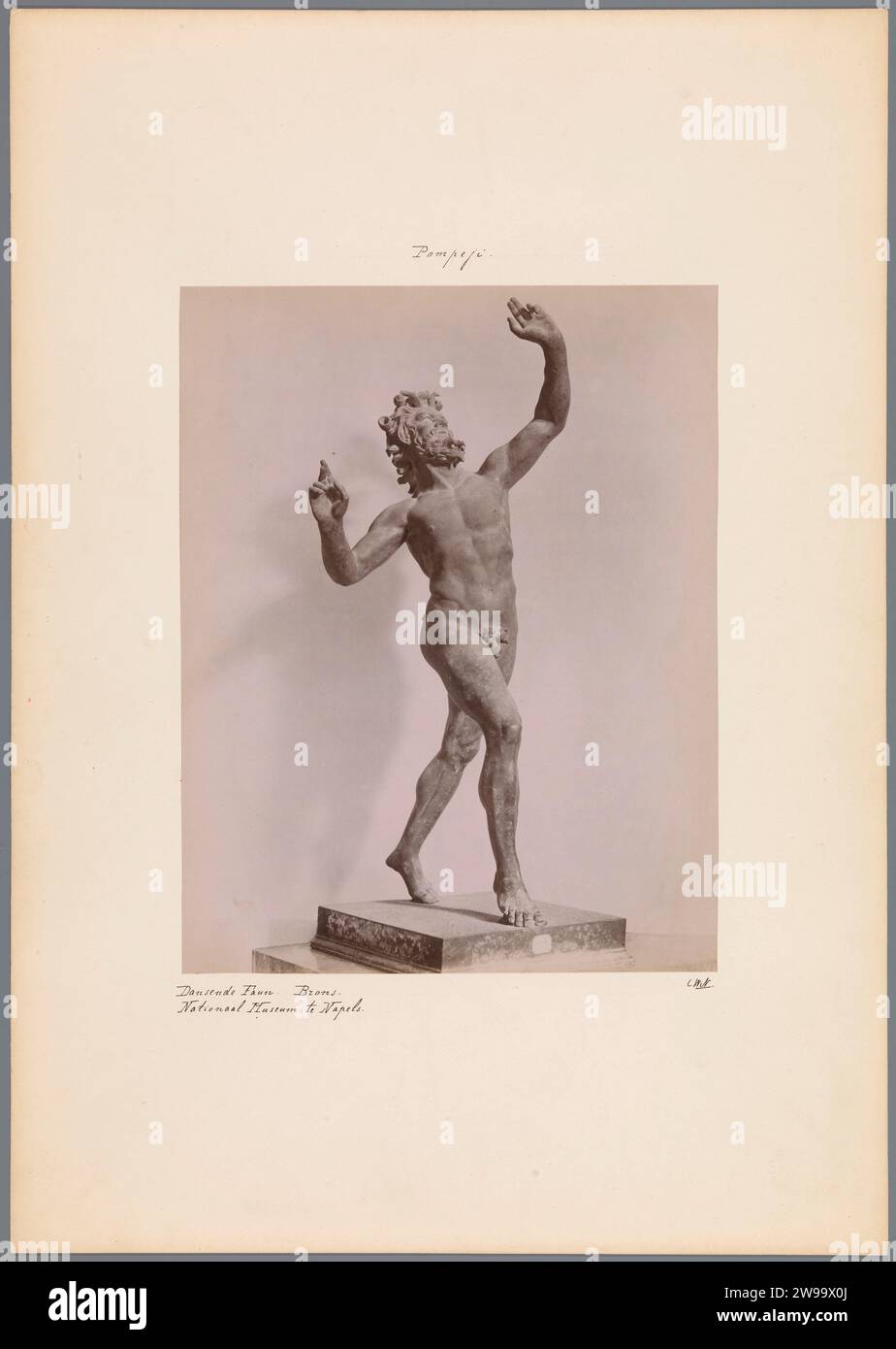 Skulptur eines tanzenden Faun aus Pompeji, um 1875 - um 1900 Fotografie Europaparton. Fotounterstützung Albumensatyrs, Fauns, Sileni. Skulptur, Reproduktion einer Skulptur Europa Stockfoto