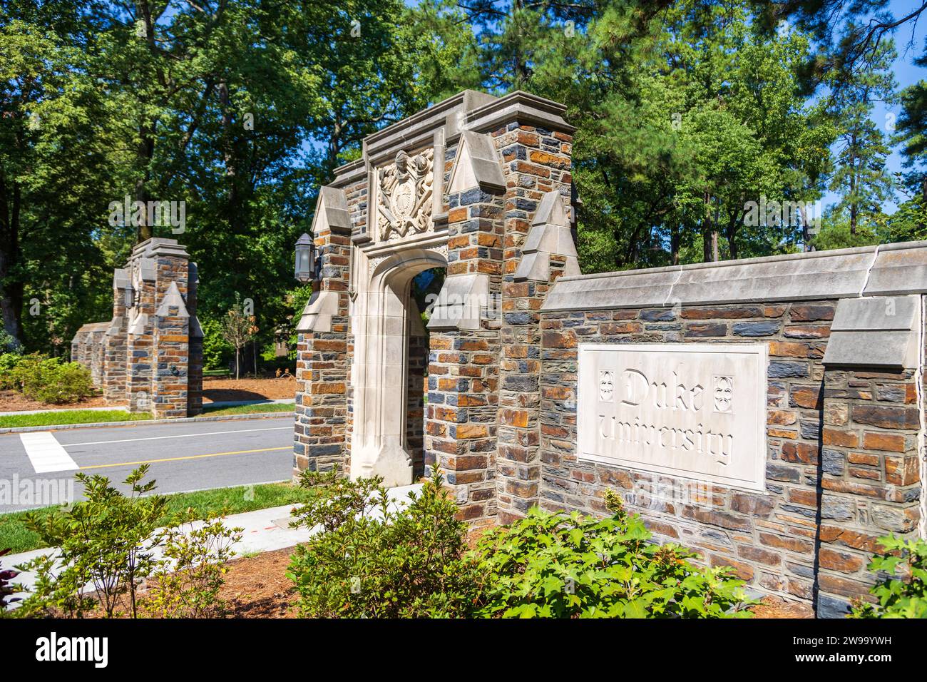 Durham, NC - 4. September 2023: Eingang und Schild zur Duke University Stockfoto