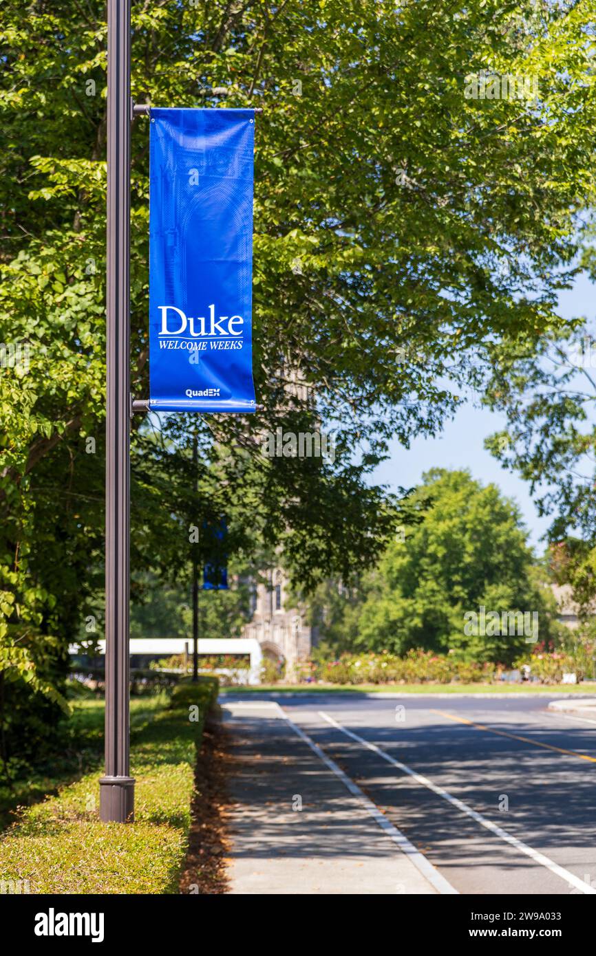 Durham, NC - 4. September 2023: Banner der Duke University auf dem Campus Stockfoto
