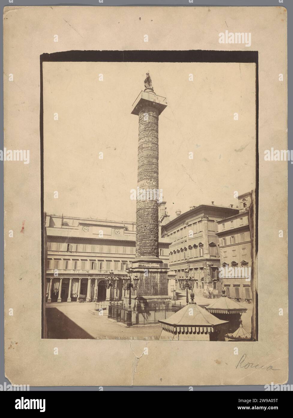 Ansicht der Säule von Marcus Aurelius in Rom, Gustave Eugène Chauffourier (zugeschrieben), ca. 1875 - ca. 1900 Fotografie Rom fotografische Stütze Albumendrucksäule, Säule  Architektur. Platz, Ort, Zirkus usw. Kolon von Marcus Aurelius Stockfoto