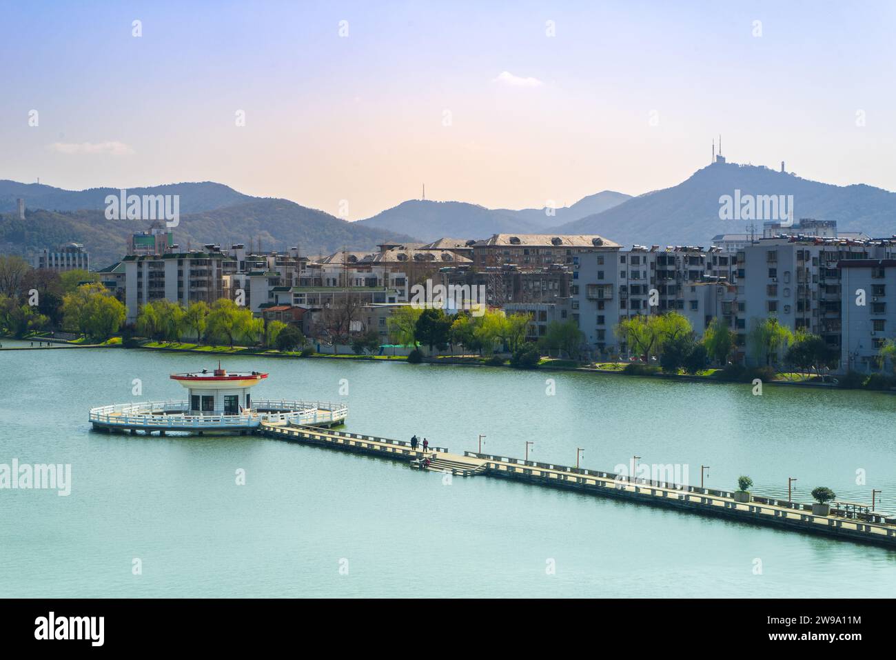 Friedliche Szene am See in Xiangyang, Provinz Hubei, China. Vor dem Hintergrund malerischer Yachthäfen, Stadtansichten und Berge. Stockfoto