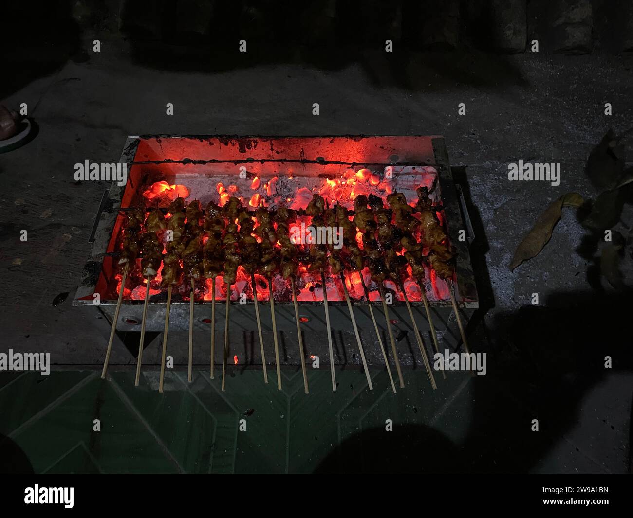 Grillhähnchen Satay mit Holzkohlefeuer. Stockfoto