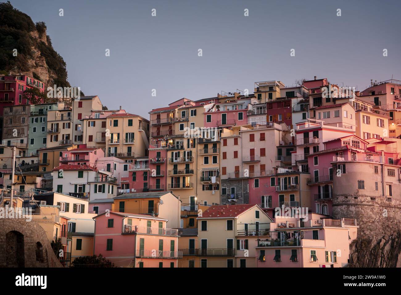 Eine malerische Reihe von Häusern in verschiedenen Rosa-Tönen auf einem steilen Hügel in einer malerischen Stadt Stockfoto