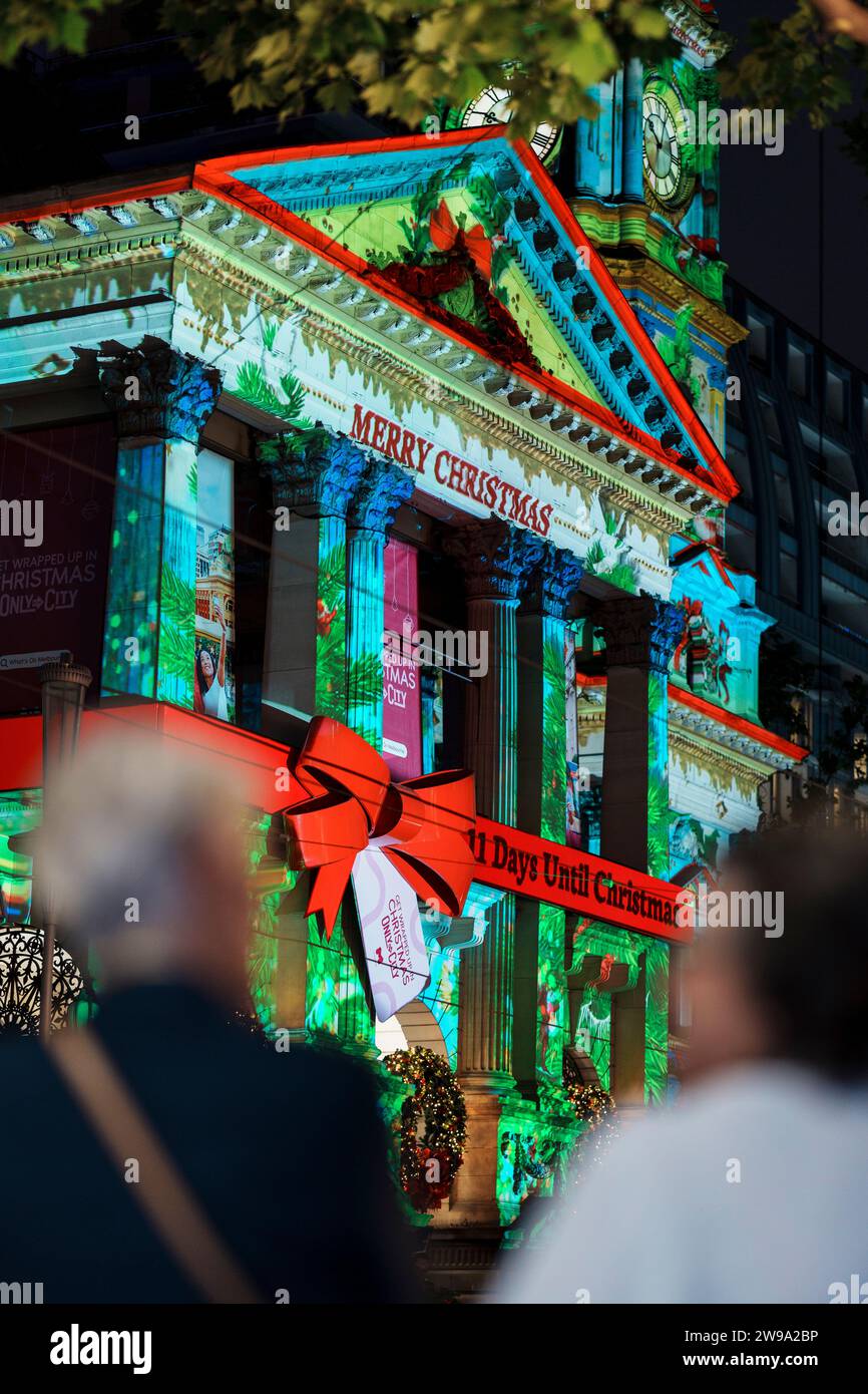 Eine lebhafte Straße in Melbourne, Australien während der Weihnachtszeit, beleuchtet von festlichen Lichtern Stockfoto